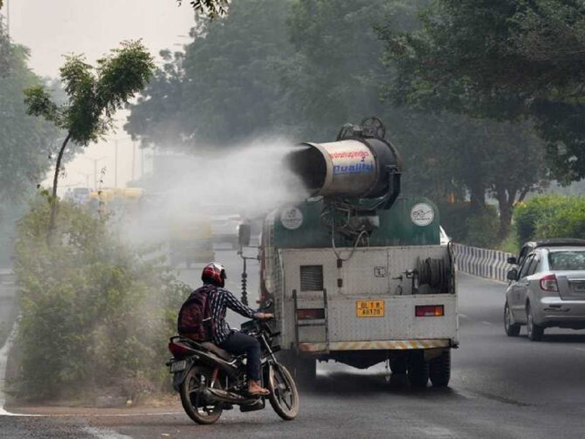 प्रदूषण पर लगाम लगाने के लिए दिल्ली में 13 हॉटस्पॉट पर स्प्रिंकलर लगाए गए